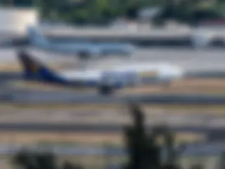 Just about to touchdown, B747, at Honolulu airport, the wind is down the runway . . .