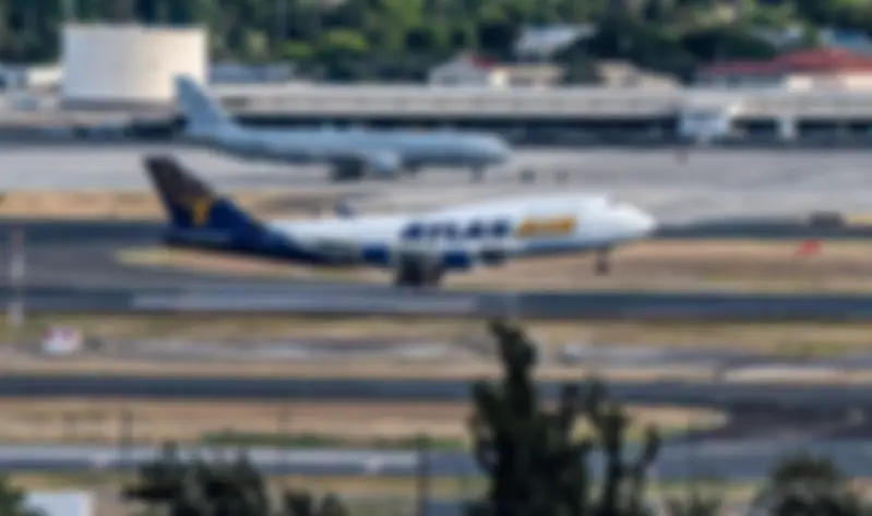 Just about to touchdown, B747, at Honolulu airport, the wind is down the runway . . .
